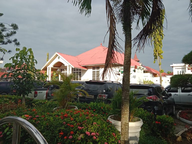 Mess Bupati Rohil Tempat Tinggal Resmi Dan Kegiatan Protokoler Pemerintahan Kini Halamannya Dipenuhi Tempat Parkiran Mobil Dinas