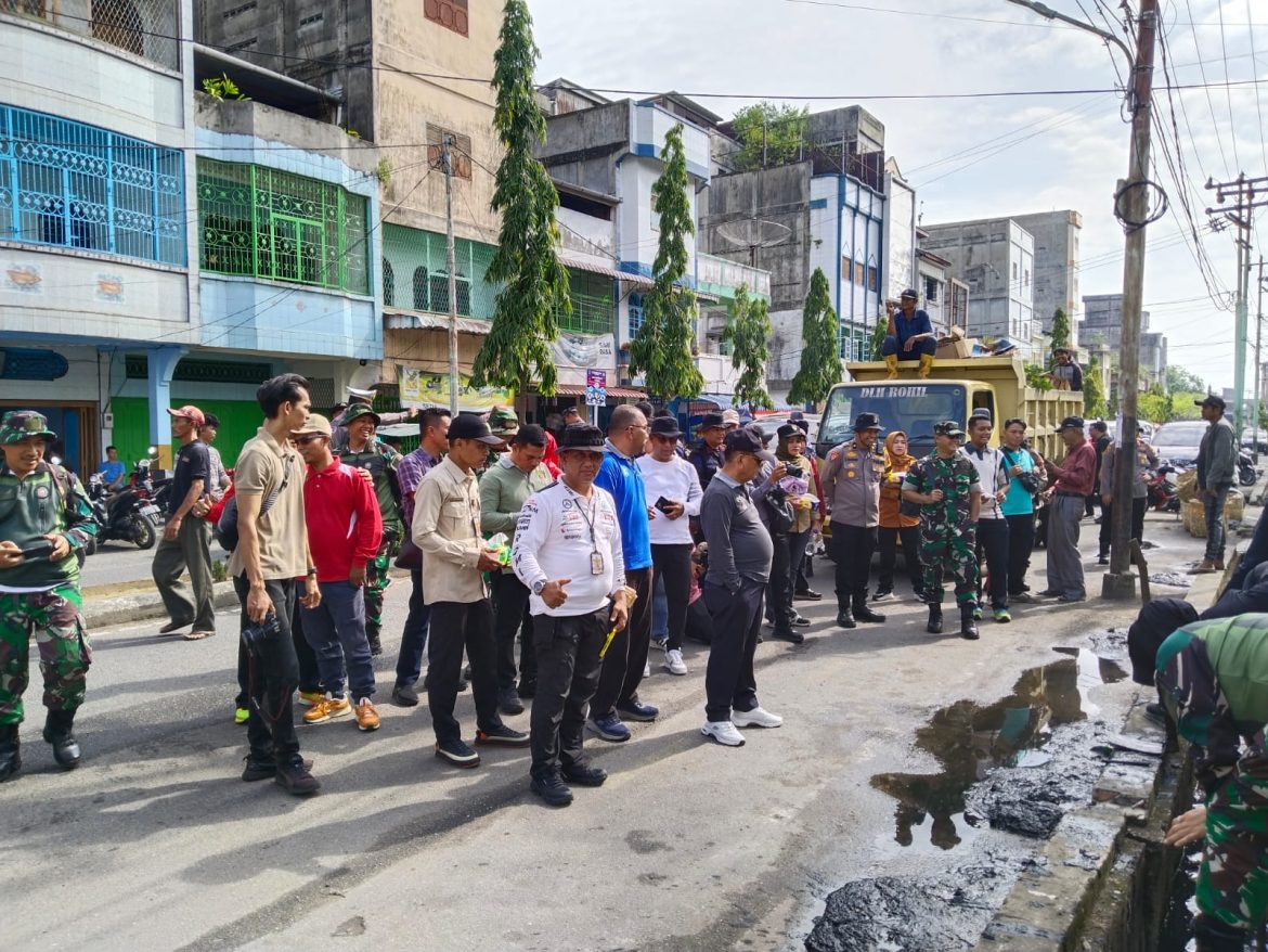 Dukung Instruksi Presiden, Bersama TNI/Polri, Bupati dan Wabup Kompak  Bersihkan Kota Bagansiapiapi