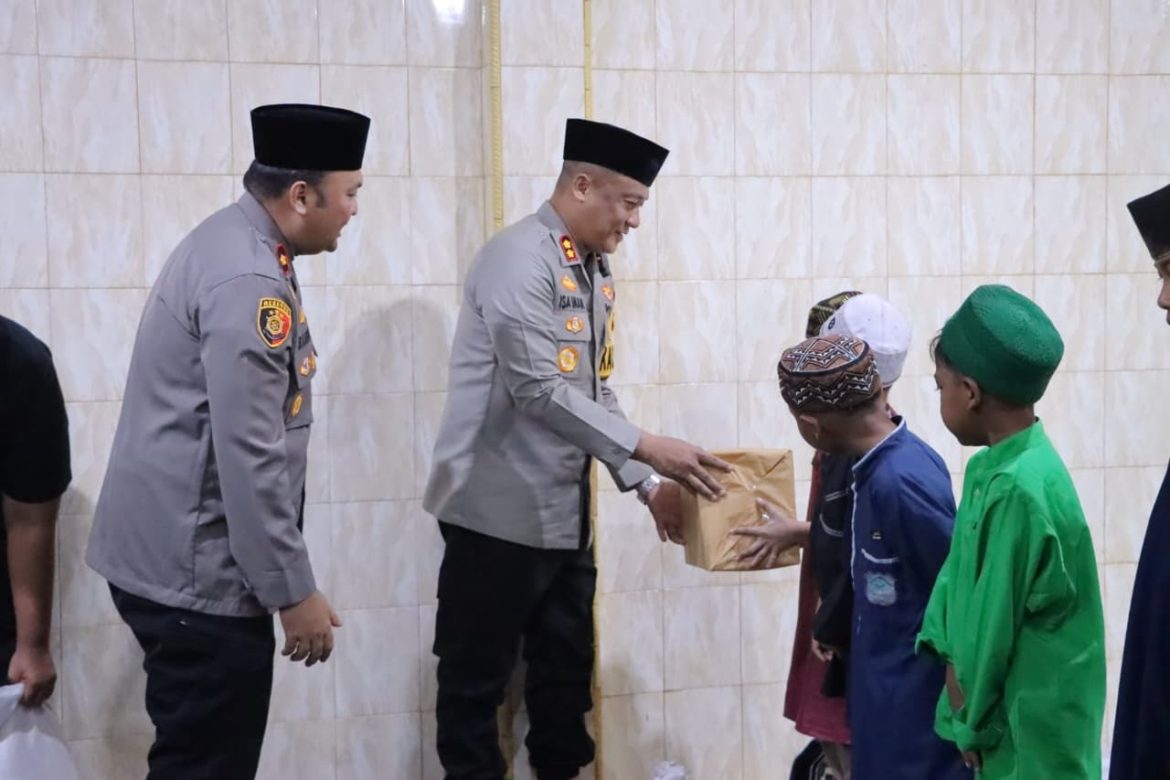 KAPOLRES ROKAN HILIR RESMIKAN MASJID AL-MU’MIN POLSEK BANGKO, BERIKAN SANTUNAN KEPADA ANAK YATIM