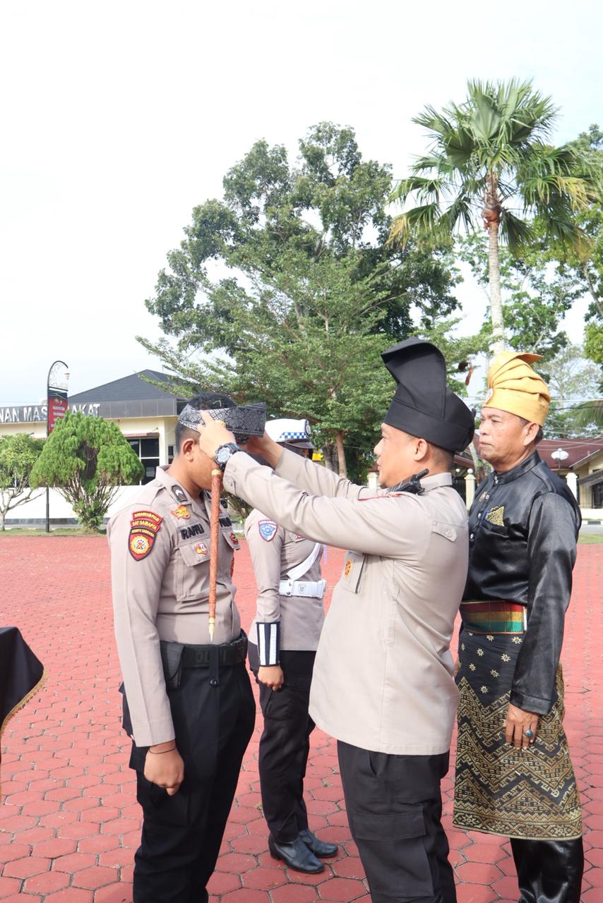 POLRES ROKAN HILIR GELAR APEL LAUNCHING PENGGUNAAN TANJAK DAN SELEMPANG SEBAGAI WUJUD PELESTARIAN BUDAYA MELAYU