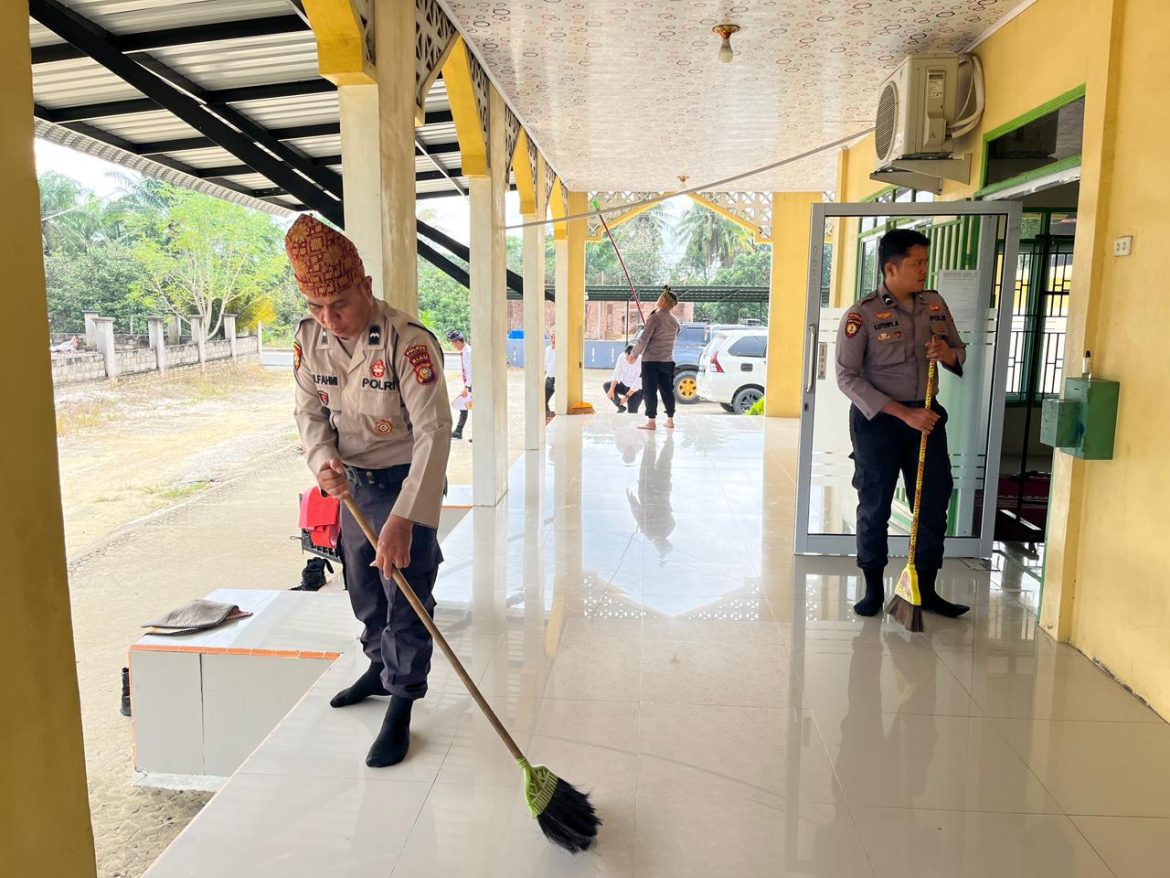POLRES ROKAN HILIR LAKSANAKAN PROGRAM BERUBAH, BERSIH-BERSIH RUMAH IBADAH DI BULAN SUCI RAMADHAN 1447 H