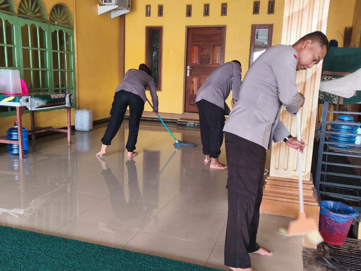 Polres Rokan Hilir Gelar Program Kegiatan BERUBAH, Bersih-Bersih Rumah Ibadah di Bulan Suci Ramadhan 1447 H
