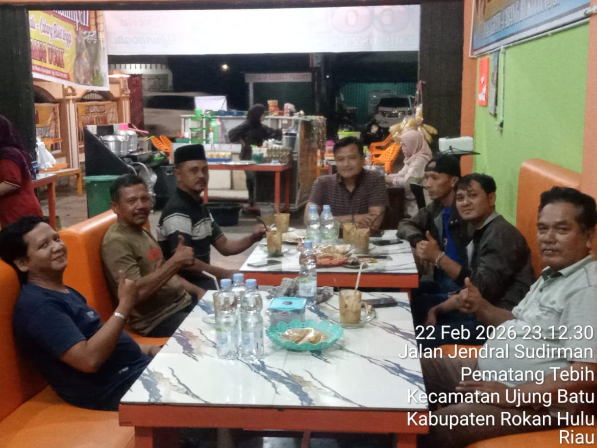 Ukhuwah Islamiah Anggota DPRD Rokan Hulu Budi Darman bersama Wartawan Di Kafe Teh Talua Malimpah Bang Ucok Cabang Ujung Batu