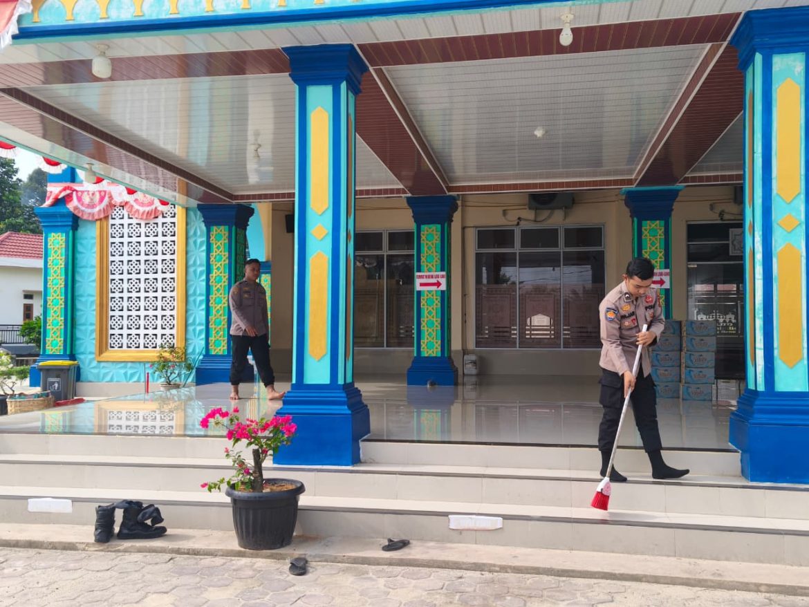 PUASA KE-7 RAMADHAN 1447 H, POLRES ROKAN HILIR KONSISTEN JALANKAN PROGRAM BERUBAH, BERSIH-BERSIH RUMAH IBADAH DEMI KENYAMANAN JEMAAH