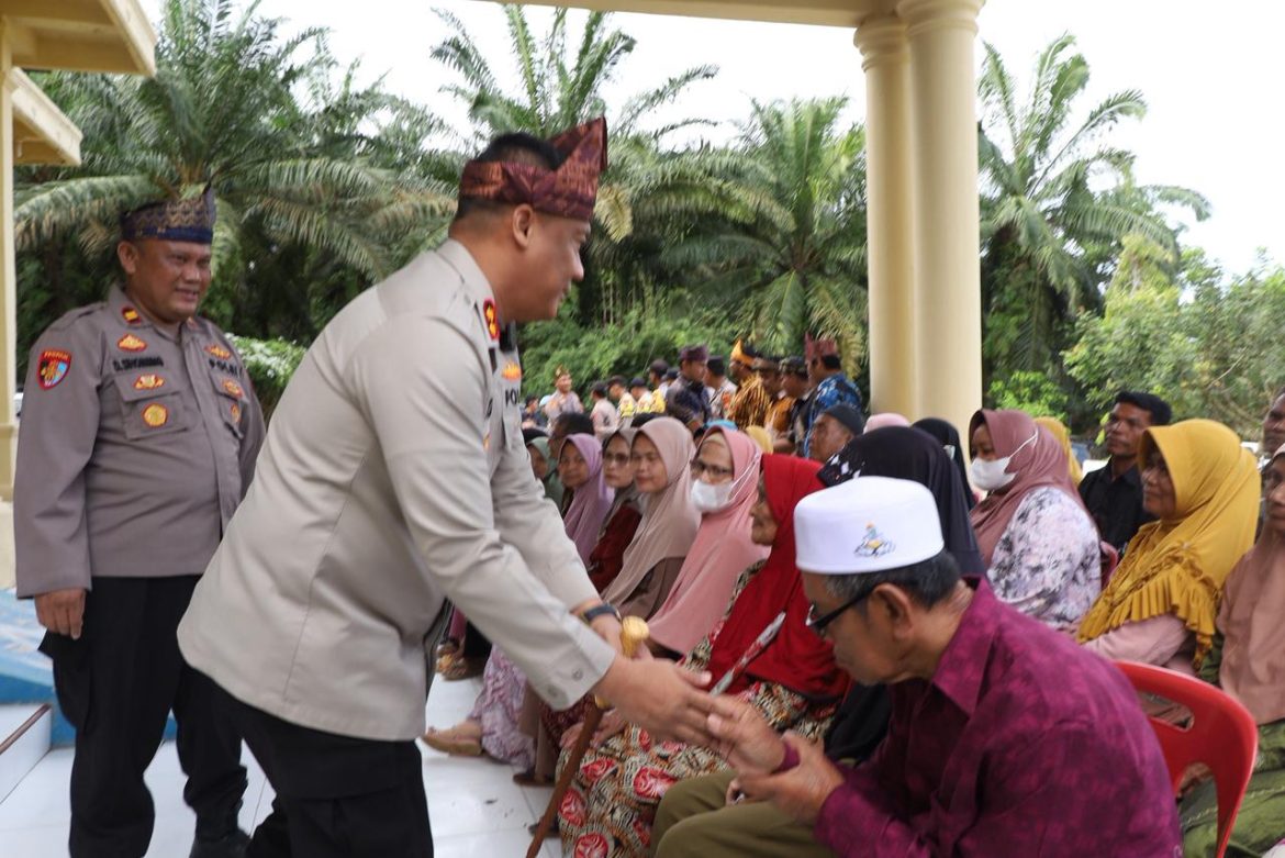 POLRES ROHIL PEDULI KAUM DHUAFA, KAPOLRES ROKAN HILIR SALURKAN 30 PAKET SEMBAKO DI SIMPANG KANAN