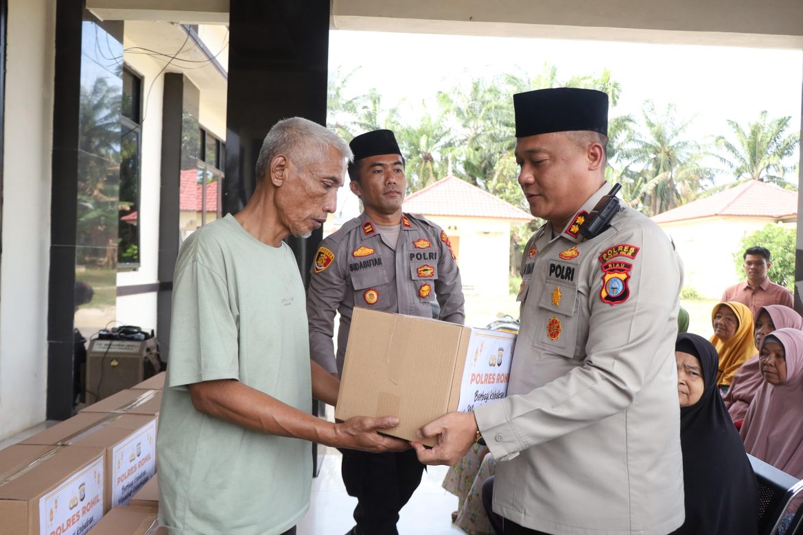 POLRES ROKAN HILIR PEDULI KAUM DHUAFA, KAPOLRES ROHIL SALURKAN 30 PAKET SEMBAKO DI TANAH PUTIH TANJUNG MELAWAN