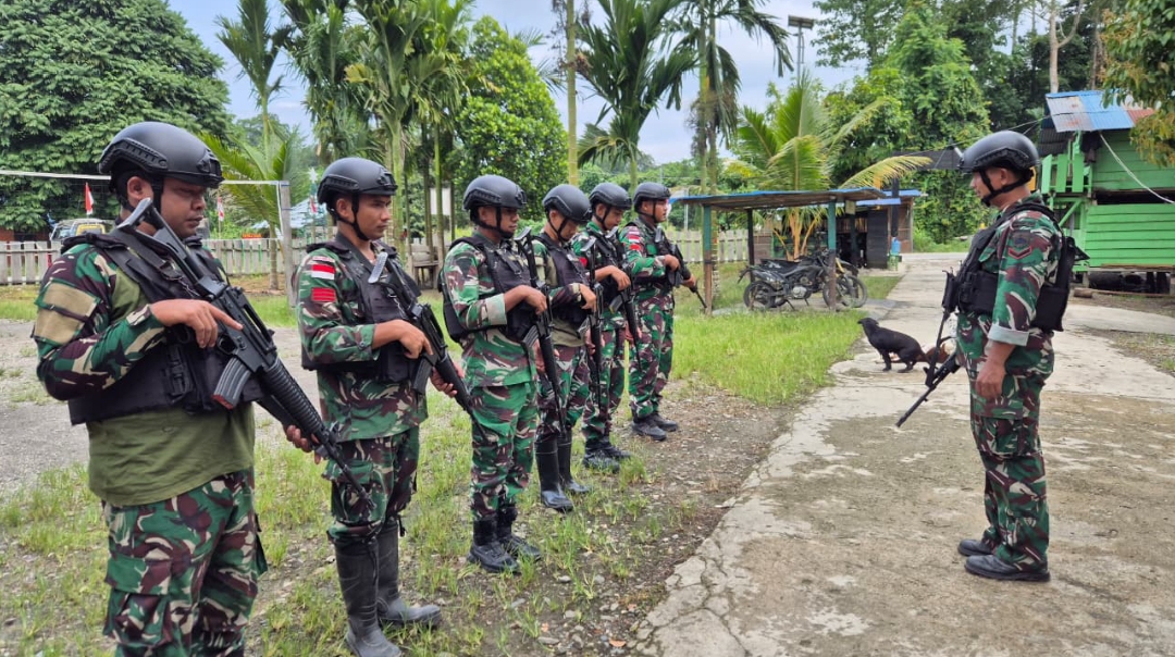 Satgas Pamtas Kewilayahan RI-PNG Yonif 410/Alg Berikan Yankes di Kampung Naikere