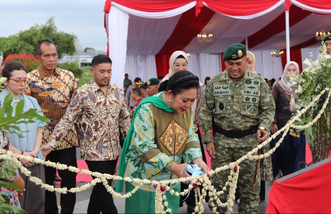 *Pangdivif 2 Kostrad Resmikan Patung H.M. Soeharto di Brigif 6/TSB*