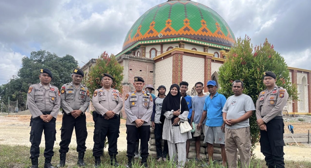 SAT SAMAPTA POLRES ROHIL, SERAHKAN 80 ZAK SEMEN UNTUK PEMBANGUNAN MASJID NURUL IMAN DI TANAH PUTIH