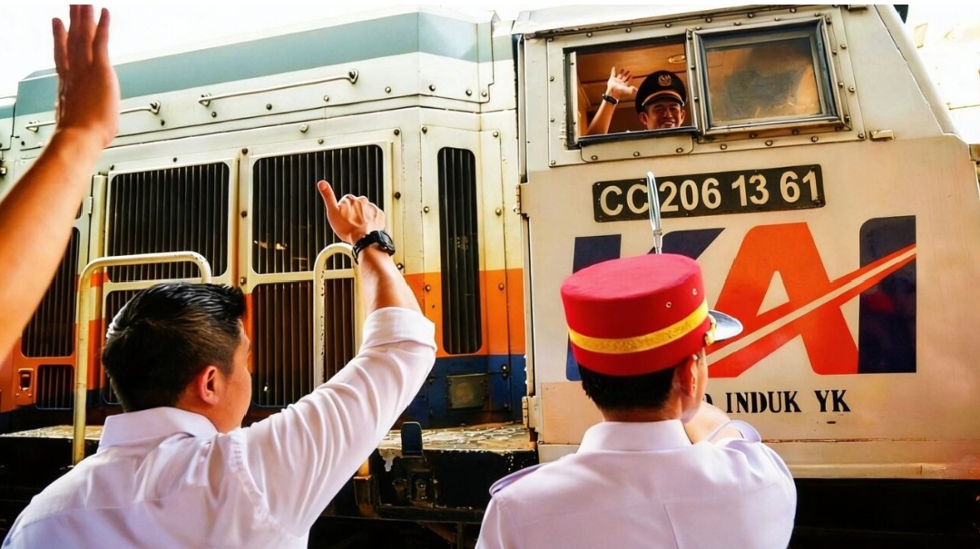 Seskab Teddy: Kereta Api Kerakyatan Harga Tiketnya Turun, Kualitasnya Meningkat