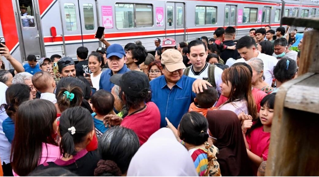 Kunjungan Mendadak Presiden Prabowo di Senen, Tangis Haru dan Harapan Warga Pecah di Bantaran Rel