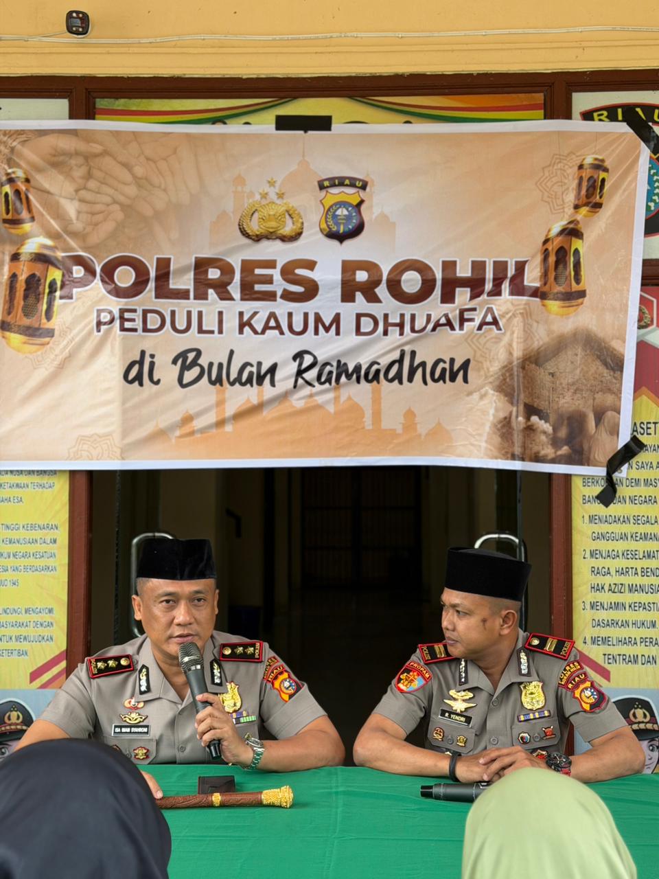 KAPOLRES ROKAN HILIR BAGIKAN SEMBAKO UNTUK KAUM DHUAFA DI KECAMATAN BATU HAMPAR