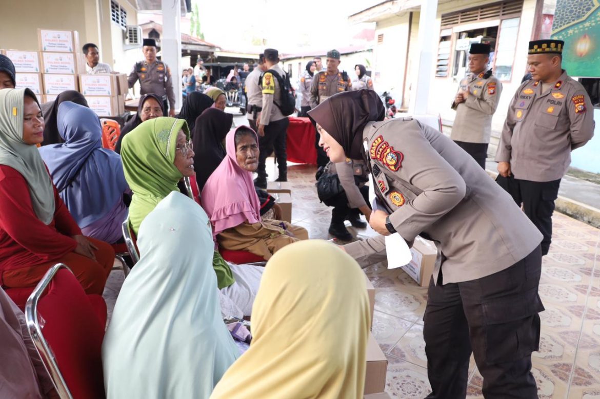POLRES ROKAN HILIR PEDULI KAUM DHUAFA, KAPOLRES ROHIL SALURKAN 40 PAKET SEMBAKO DI POLSEK BANGKO