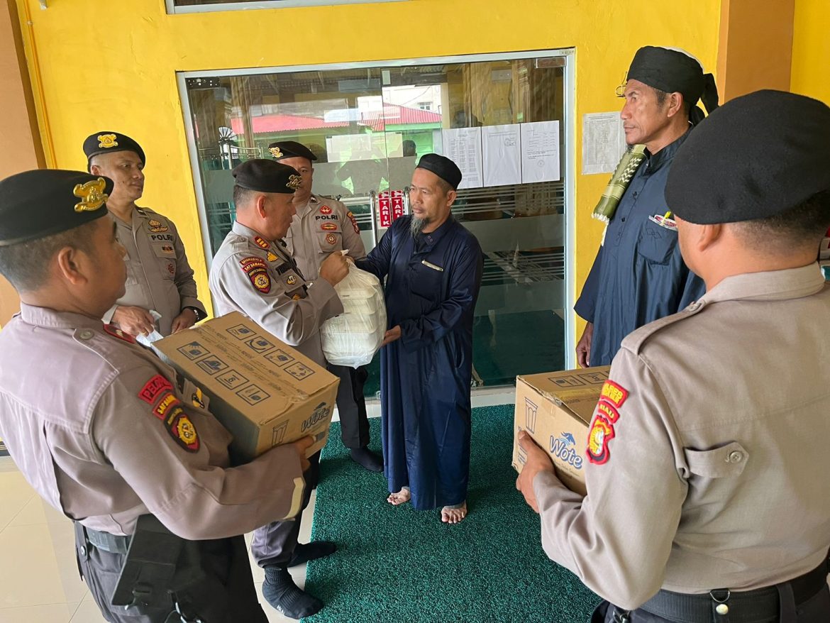 SAT SAMAPTA POLRES ROHIL BERBAGI TAKJIL KEPADA MASYARAKAT DI BULAN SUCI RAMADHAN
