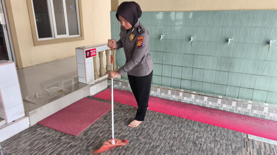 RAMADHAN HARI KE-19, POLRES ROKAN HILIR HADIR BERSIHKAN RUMAH IBADAH WUJUD PENGABDIAN KEPADA MASYARAKAT