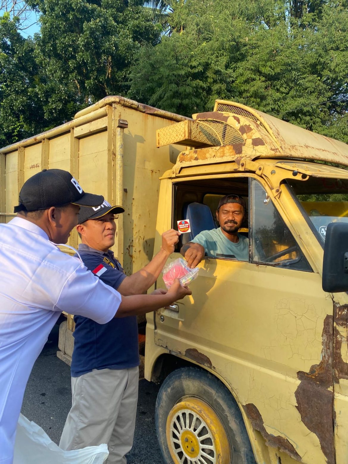 Beberapa lembaga di Lampung Timur Melaksanakan Gerakan Peduli Berbagi Takjil di Lampu Merah Sukadana.