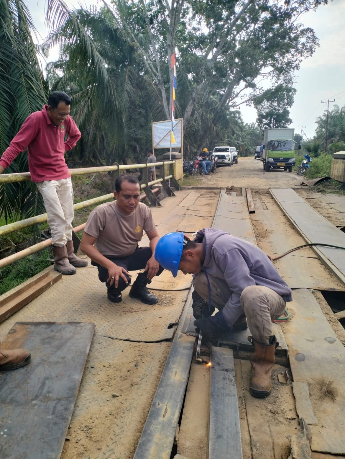 POLSEK SIMPANG KANAN BERSAMA PEMERINTAH KECAMATAN DAN MASYARAKAT LAKUKAN PERBAIKAN JEMBATAN BAGAN NIBUNG 