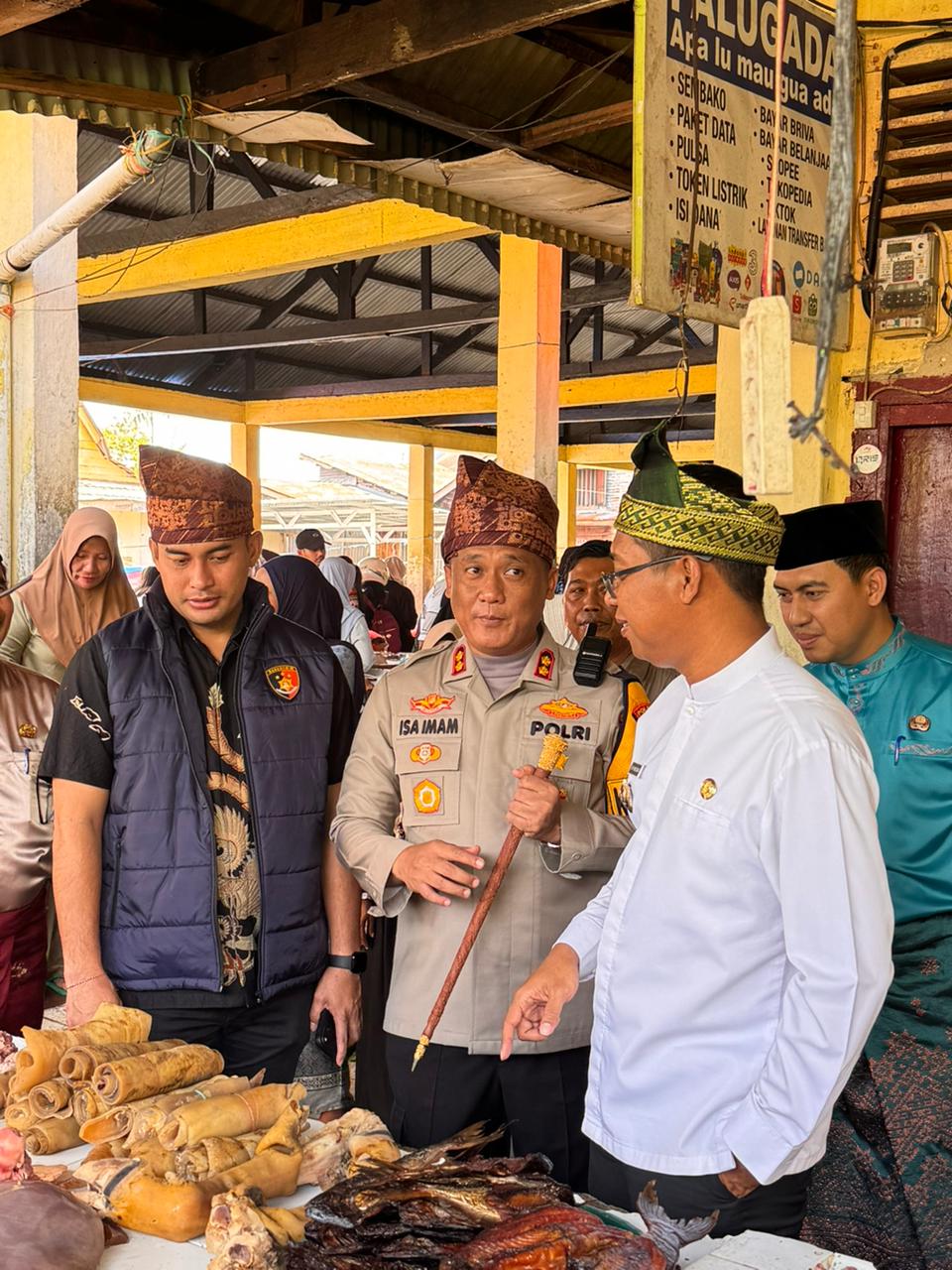 KAPOLRES ROHIL BERSAMA WAKIL BUPATI DAN DPRD CEK STOK DAN HARGA BAPOKMAS DI PASAR DATUK RUBIA BAGANSIAPIAPI