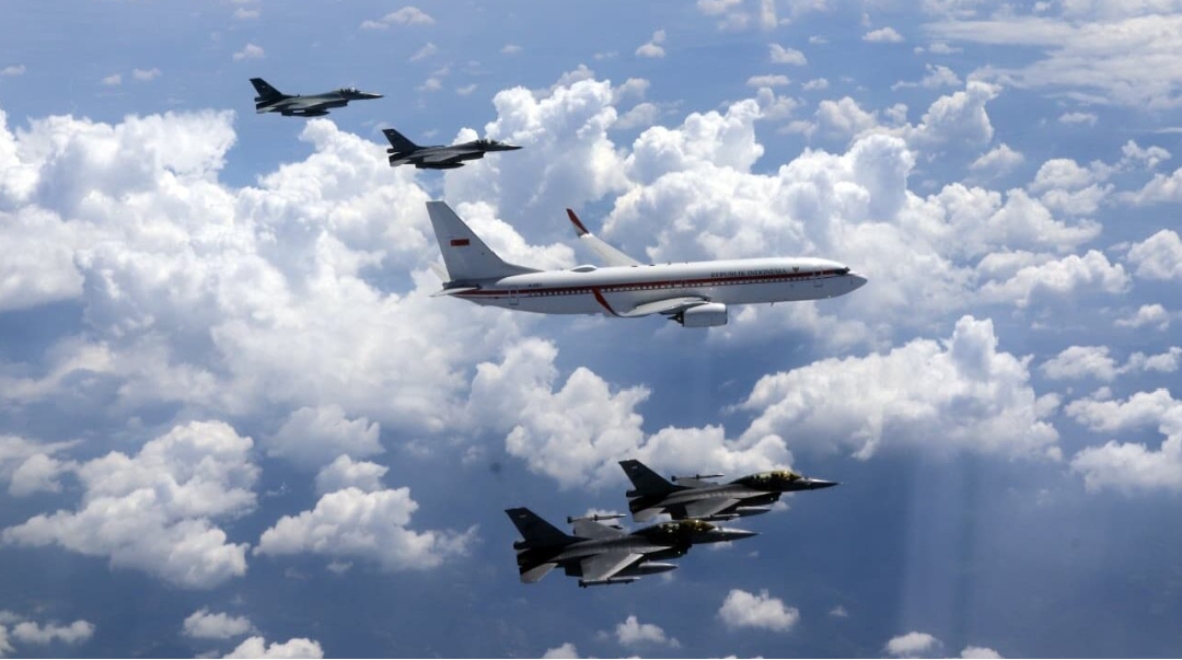 HUT TNI AU, Pesawat Kepresidenan Presiden Prabowo Dikawal Empat F-16 dan Dua T50 Golden Eagle