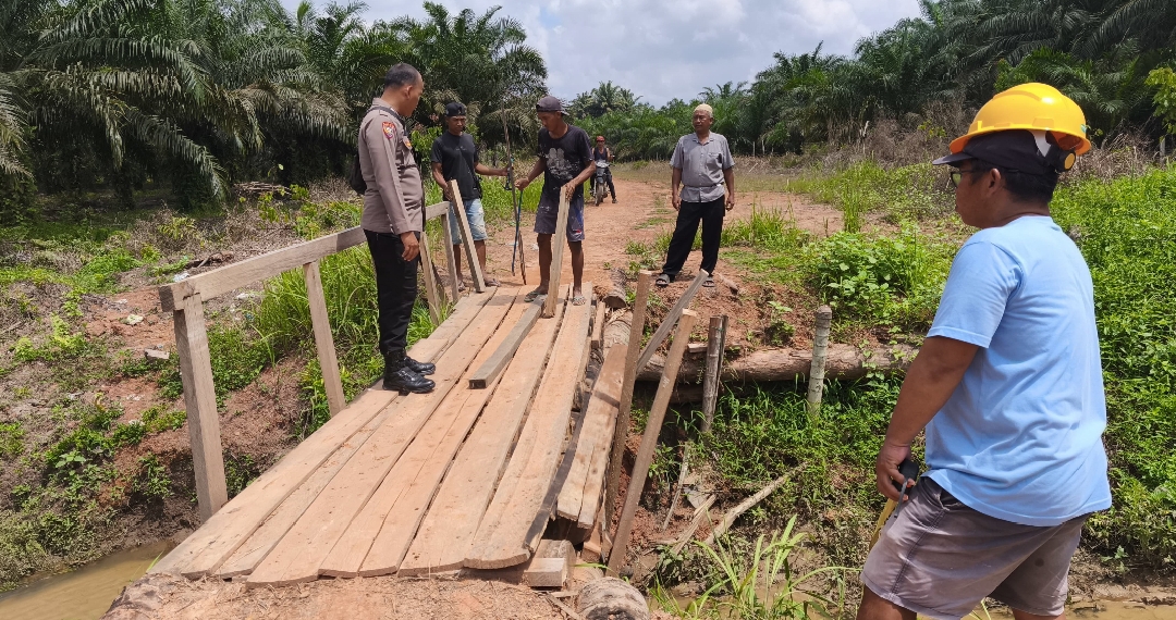 *Kapolsek Bagan Sinembah Cek Progres Pembangunan Jembatan Merah Putih Presisi di Bahtera Makmur Kota*