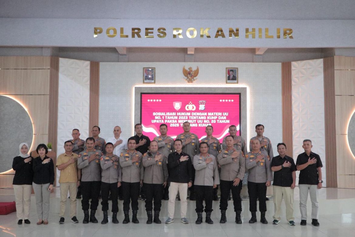 BIDANG HUKUM POLDA RIAU MEMBERIKAN SOSIALISASI KEPADA PERSONIL POLRES ROKAN HILIR TERKAIT KUHP DAN KUHAP TERBARU