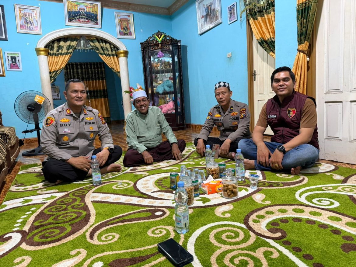 POLSEK PUJUD GELAR COOLING SYSTEM MELALUI SILATURAHMI KAMTIBMAS BERSAMA TOKOH ADAT