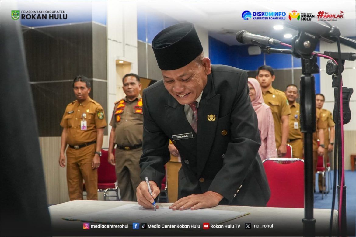 Bupati Anton Resmi Lantik Drs. H. Yusmar, M. Si Sebagai Pj Sekda Rokan Hulu