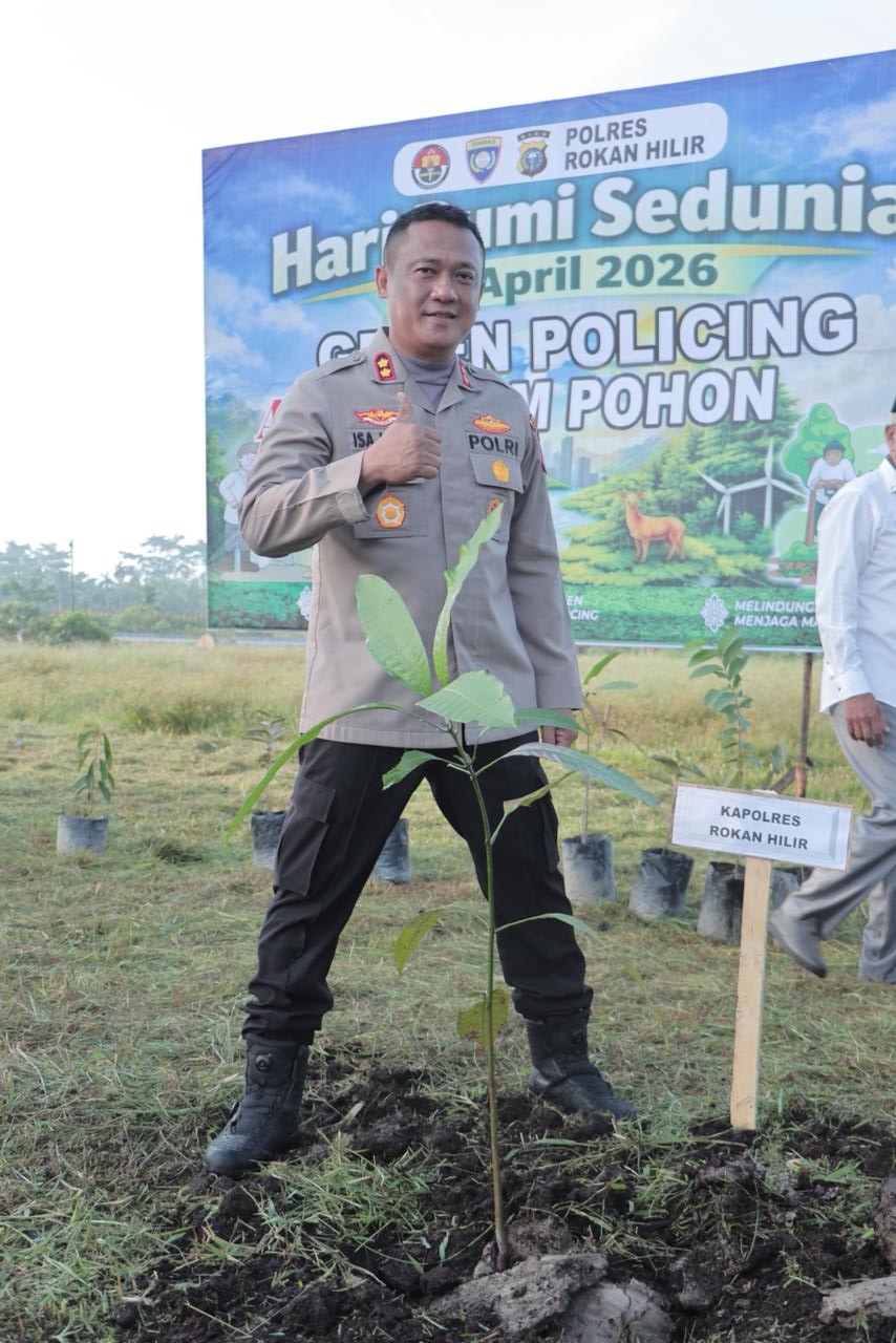 KAPOLRES ROHIL BERSAMA UPIKA PANIPAHAN GELAR PENANAMAN POHON DALAM RANGKA HARI BUMI SEDUNIA