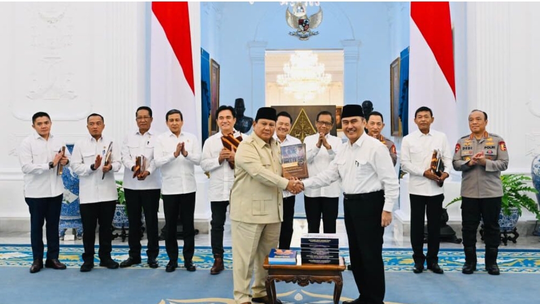 Presiden Prabowo Terima 10 Buku Rekomendasi, Reformasi Polri Ditargetkan Berjalan hingga 2029