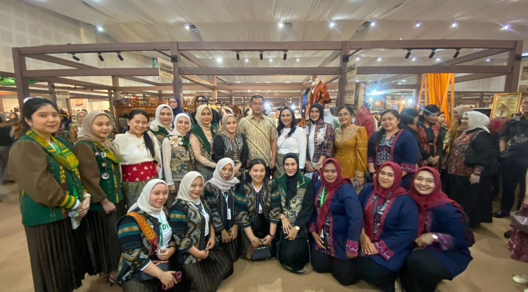 Koleksi Almira ADS Bersinar di Catwalk Persit Bisa II Jadi Magnet Antrian Penjulan Fashion Wastra