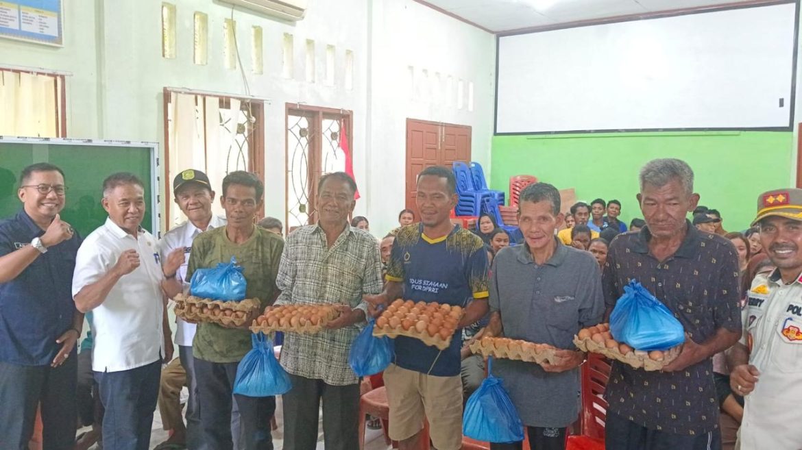 Ratusan Warga Terdampak Penutupan Panglong Arang di Meranti Terima Bantuan dari Pemkab
