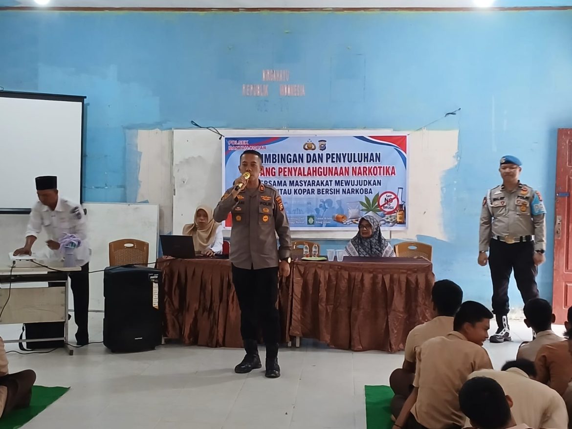 *Kapolsek Rantau Kopar Beri Penyuluhan Narkotika di SMAN 1 Rantau Kopar, Ajak Pelajar Wujudkan Sekolah Bersih Narkoba*