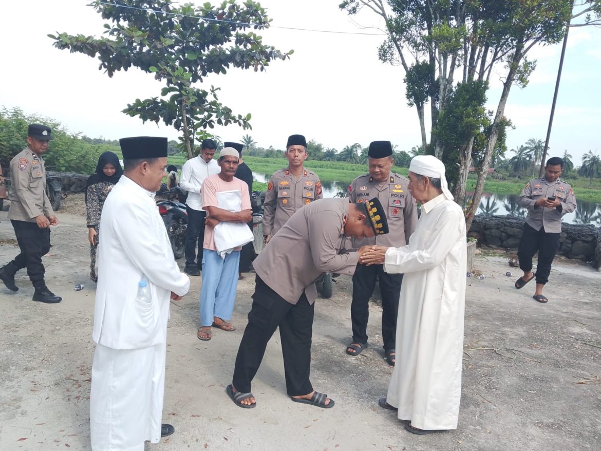 *Waka Polres Rohil Hadiri Pemotongan Hewan Qurban di Bagan Cempedak, Salah Satunya Sumbangan Kapolda Riau*