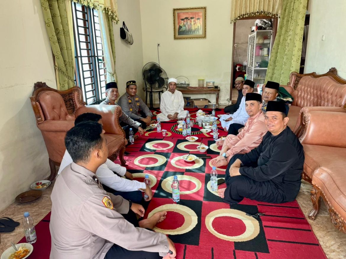 Waka Polres Rohil Jalin Silaturahmi dengan Tuan Guru Suluk Naqsabandiyah di momen Hari Raya Idul Adha 1447 H