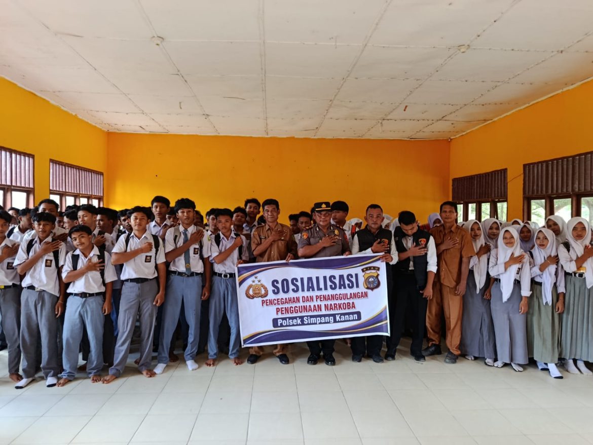 POLSEK SIMPANG KANAN BERIKAN SOSIALISASI BAHAYA NARKOBA KEPADA PELAJAR SMK N 1 SIMPANG KANAN