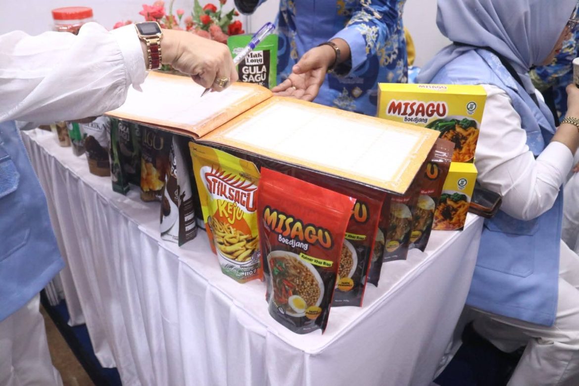 Selvi Gibran Borong Produk Sagu Meranti, Tertarik dengan Ragam Olahan dan Songket Sagu