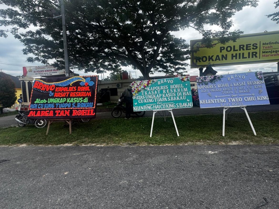 POLRES ROKAN HILIR TERIMA PULUHAN KARANGAN BUNGA APRESIASI DARI MASYARAKAT TIONGHOA ATAS KEBERHASILAN UNGKAP KASUS PENCURIAN HIOLO