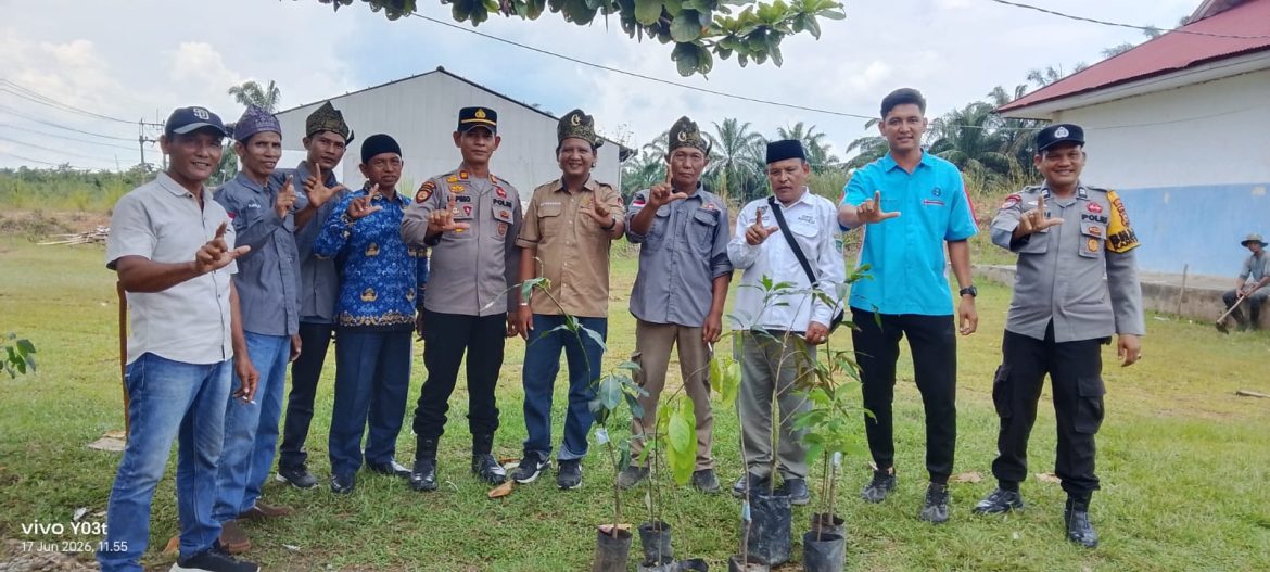 Dukung Green Policing, Laskar PAC RMRB- Polsek Kabun Gelar Aksi Tanam 1000 Pohon di SMPN 5