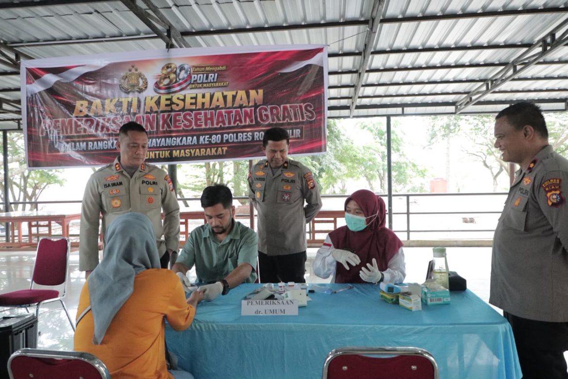 POLRES ROHIL GELAR BAKTI KESEHATAN, WUJUD KEPEDULIAN SOSIAL DALAM RANGKA HUT BHAYANGKARA KE-80