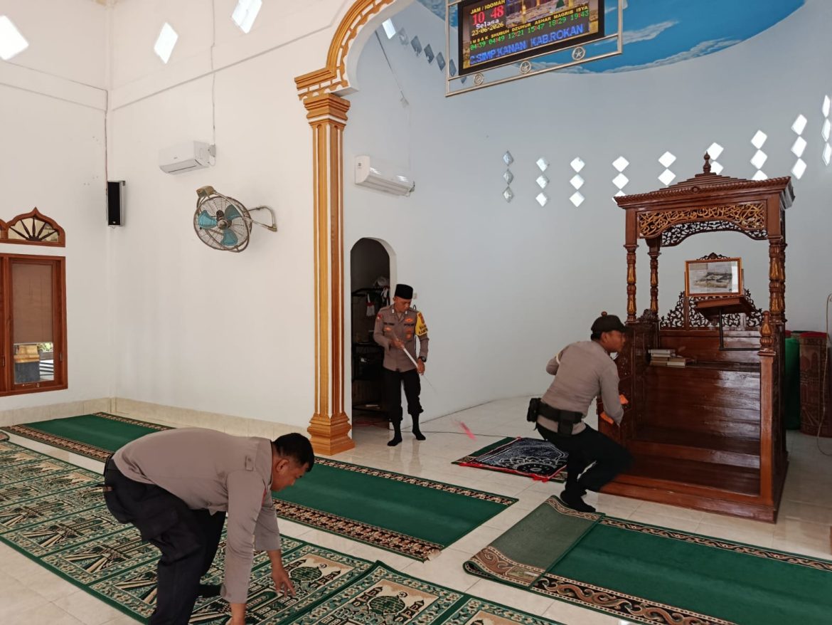 SAMBUT HARI BHAYANGKARA KE-80, POLSEK SIMPANG KANAN GELAR BAKTI RELIGI DAN SERAHKAN BANTUAN UNTUK MASJID NURUL IMAN