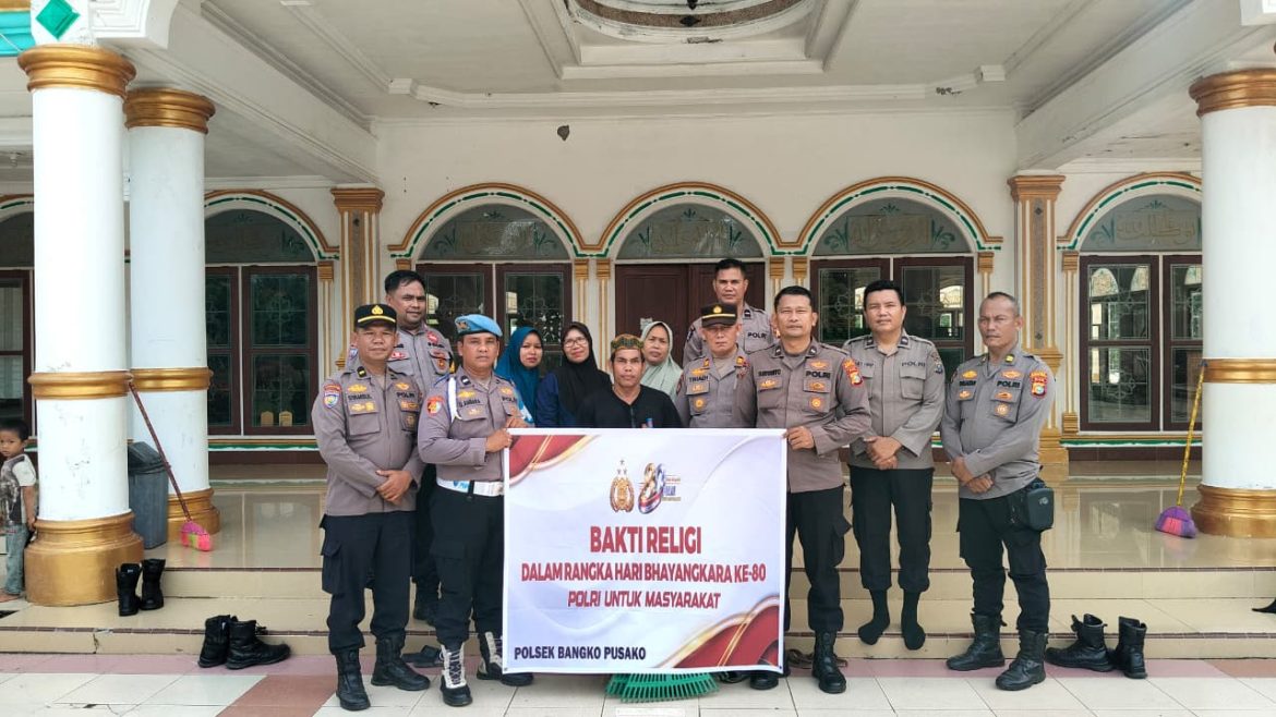 Polsek Bangko Pusako Gelar Bakti Religi di Masjid Al-Hasanah Sambut HUT Bhayangkara ke-80
