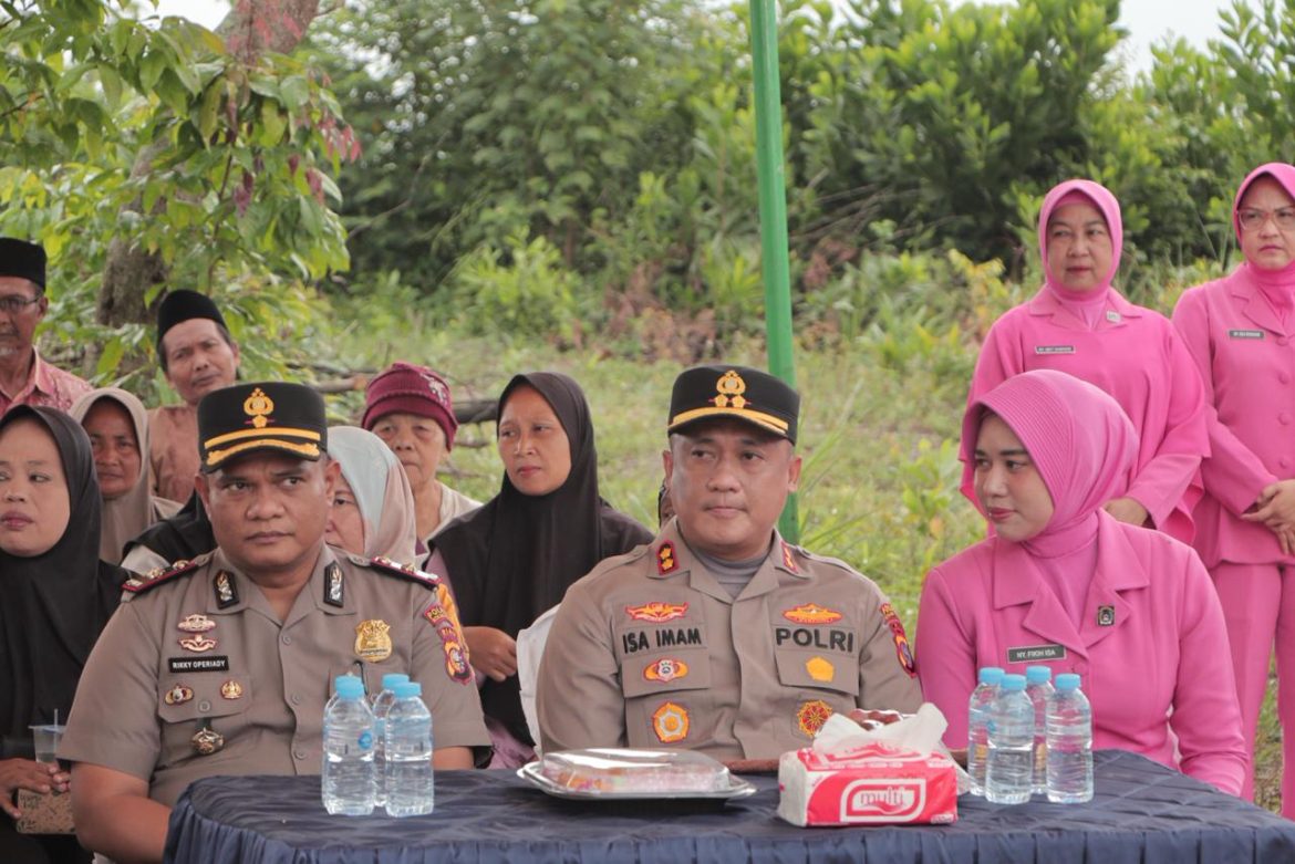 KAPOLRES ROKAN HILIR RESMIKAN BEDAH RUMAH DAN SALURKAN BANTUAN SOSIAL DALAM RANGKA HUT BHAYANGKARA KE-80 DI TANAH PUTIH