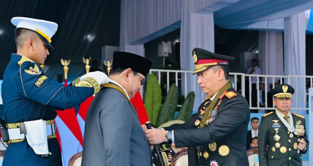 Presiden Prabowo Terima Medali Loka Praja Samrakshana pada Peringatan Ke-80 Hari Bhayangkara