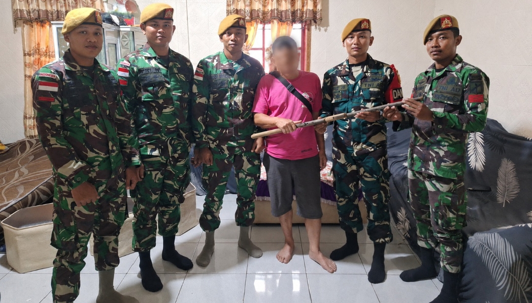 *Satgas Pamtas RI-Malaysia Yonarmed 19/Bogani Terima Penyerahan Senjata Api Dari Warga Perbatasan di Kecamatan Sajingan Besar*