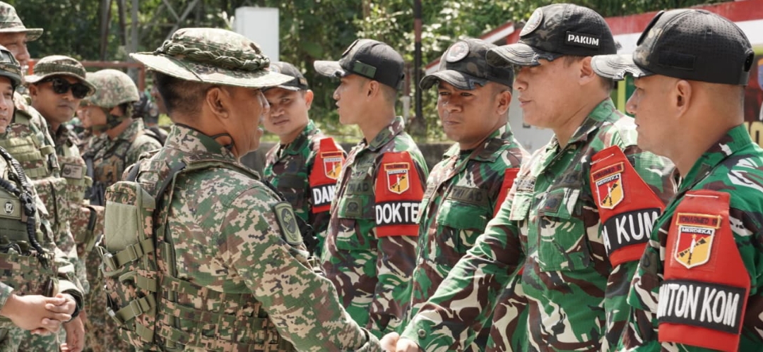 Satgas Pamtas RI-Malaysia Yonarmed 19/Bogani Terima Kunjungan Pegawai Memerintah Batalion Ketiga Rejimen Renjer Diraja Malaysia