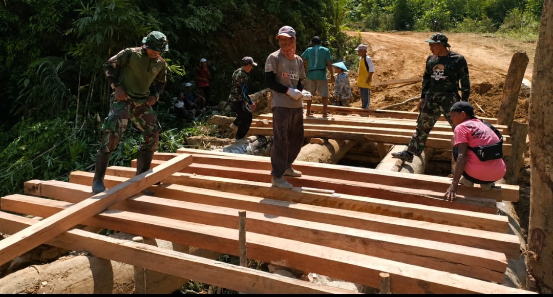 *Satgas Pamtas RI-Malaysia Yonarmed 19/Bogani Bersama Warga Gotong Royong Bangun Jembatan Untuk Mempermudah Akses Masyarakat Perbatasan*