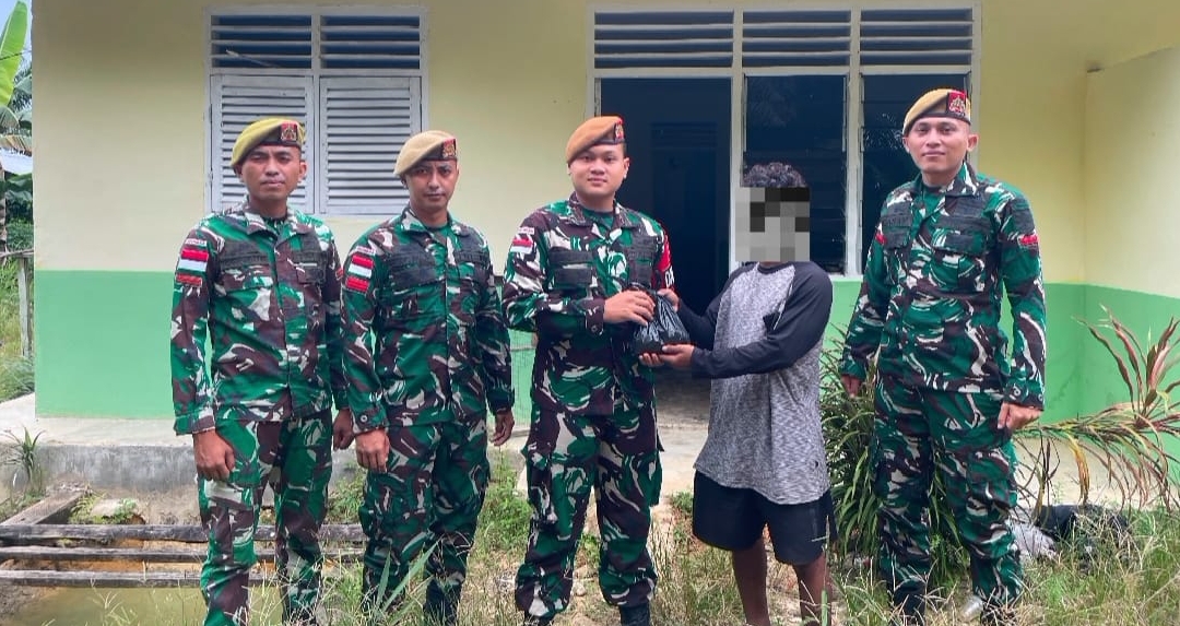 *Satgas Pamtas RI-Malaysia Yonarmed 19/Bogani Terima Penyerahan Sisik Trenggiling dari Warga, Wujud Keberhasilan Pembinaan di Perbatasan*