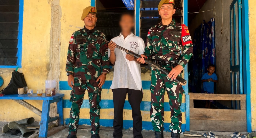 *Satgas Pamtas RI-Malaysia Yonarmed 19/Bogani Terima Penyerahan Senjata Rakitan Dari Warga di Bengkayang*