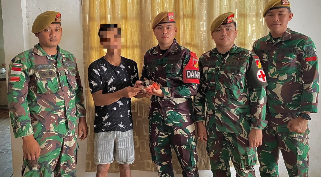 Satgas Pamtas RI-Malaysia Yonarmed 19/Bogani Terima Penyerahan Sukarela Sisik Trenggiling dari Warga Perbatasan