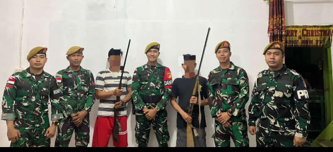 Komsos Efektif, Dua Pucuk Senjata Rakitan Diserahkan Warga kepada Satgas Pamtas RI-Malaysia Yonarmed19 Bogani